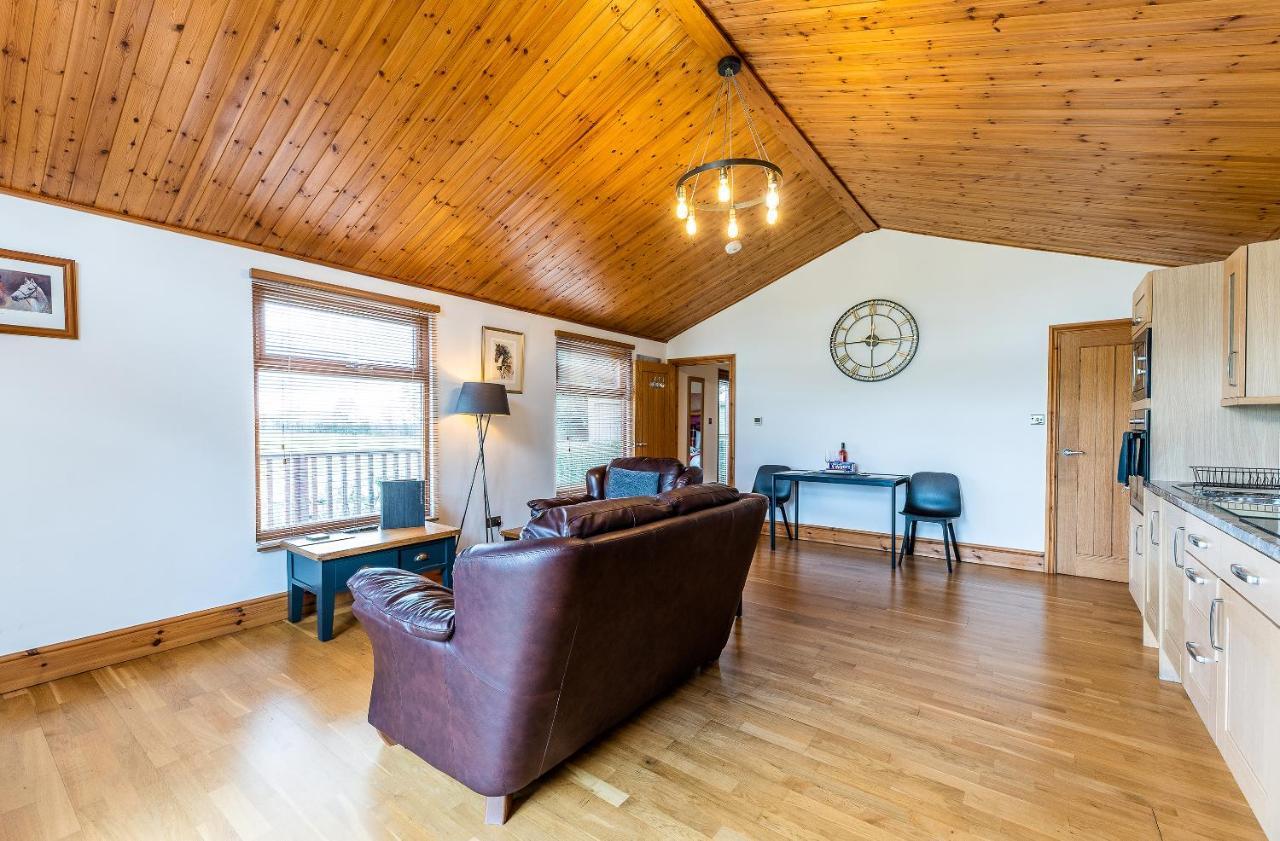 Fairview Farm Holiday Accommodation 14 Luxury Lodges, Cabins, Dog Friendly, Suitable For Couples, Families And Groups, Wedding Guests , Corporate Events, Sleeps 2-65 Guests In Ravenshead, Nottingham Near Sherwood Forest, Set In 88 Acres Экстерьер фото